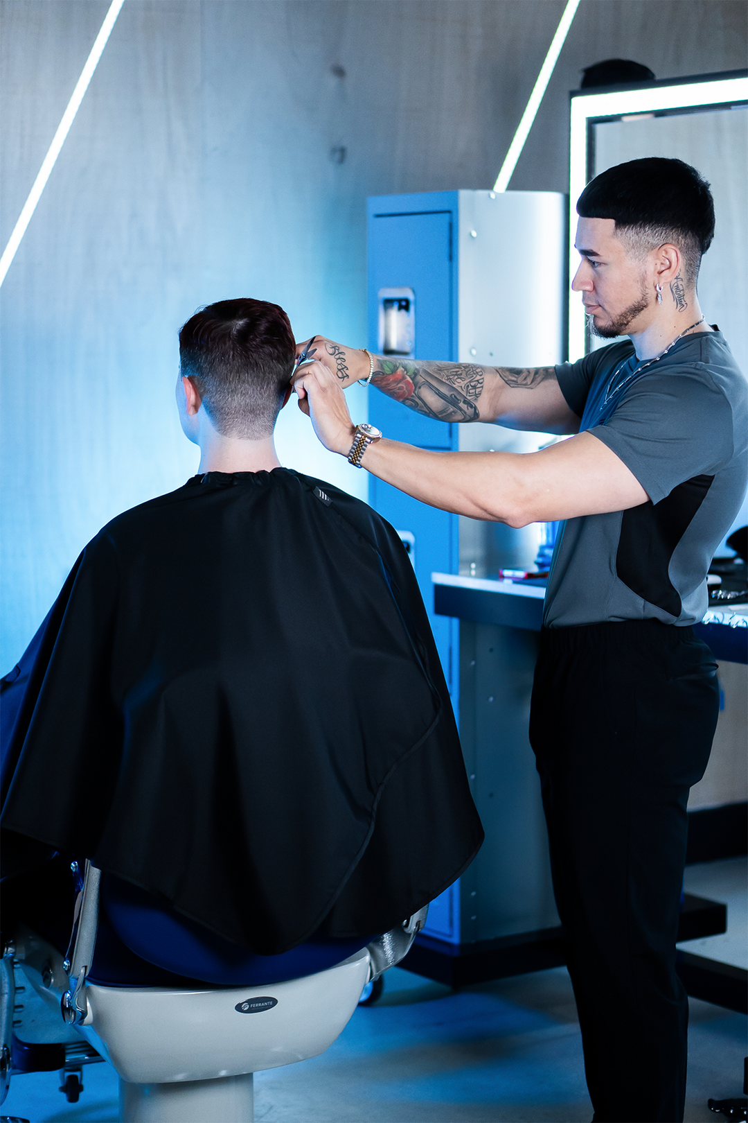 The Hands Free Barber Cape - Solid Black